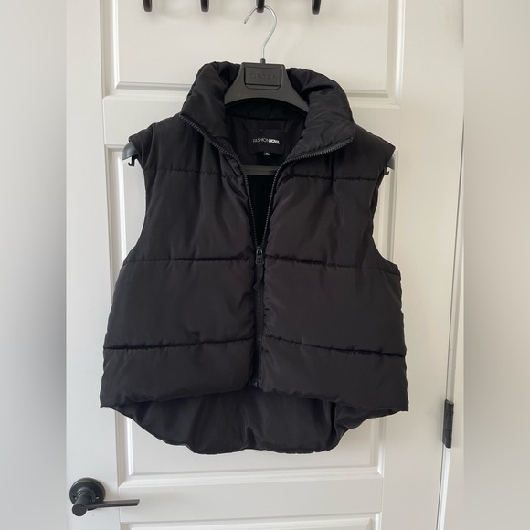 🎄Fashion Nova Cropped Puffer Vest | Black | M - Picture 4 of 9